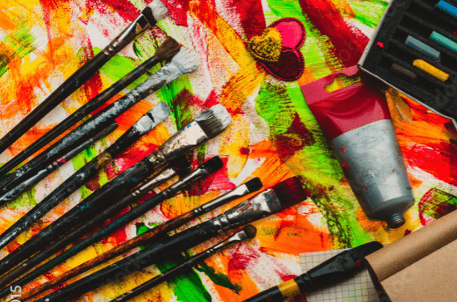 pinceaux et peinture sur palette