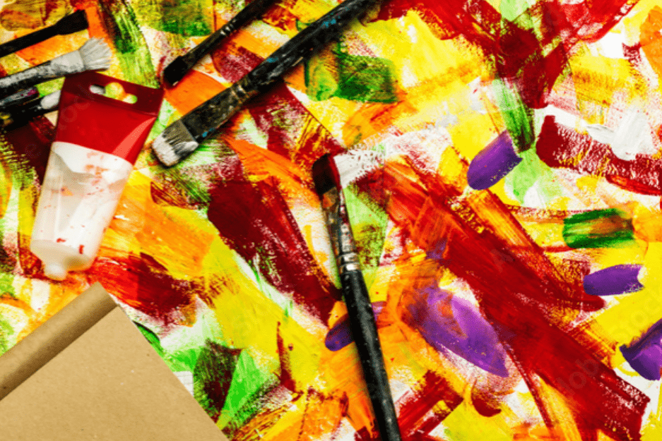 pinceaux et peinture sur palette