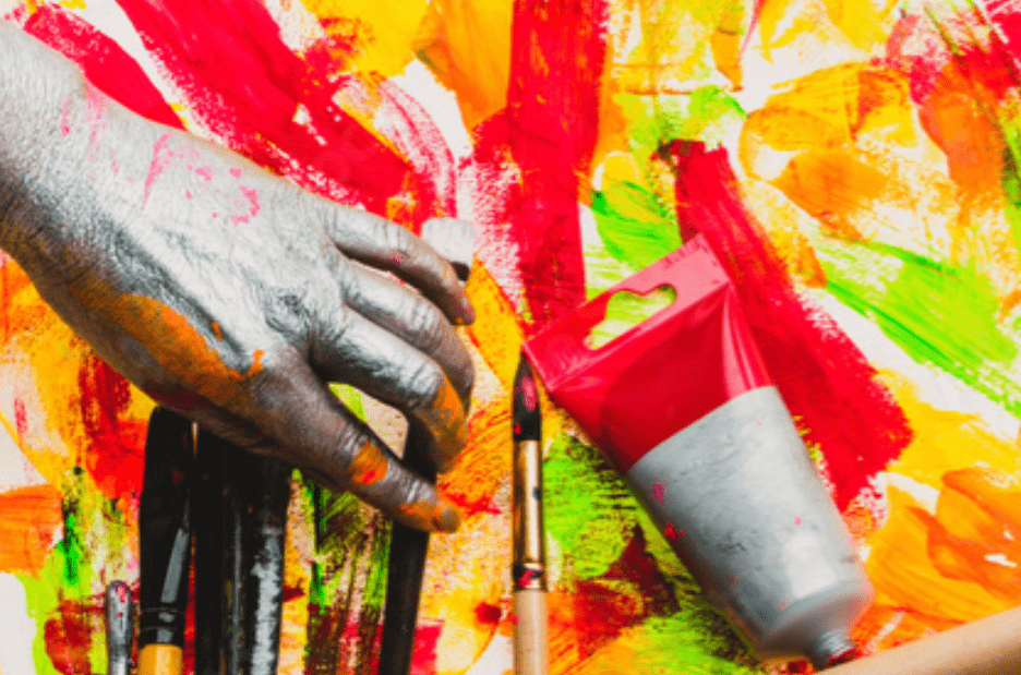 pinceaux et peinture sur palette