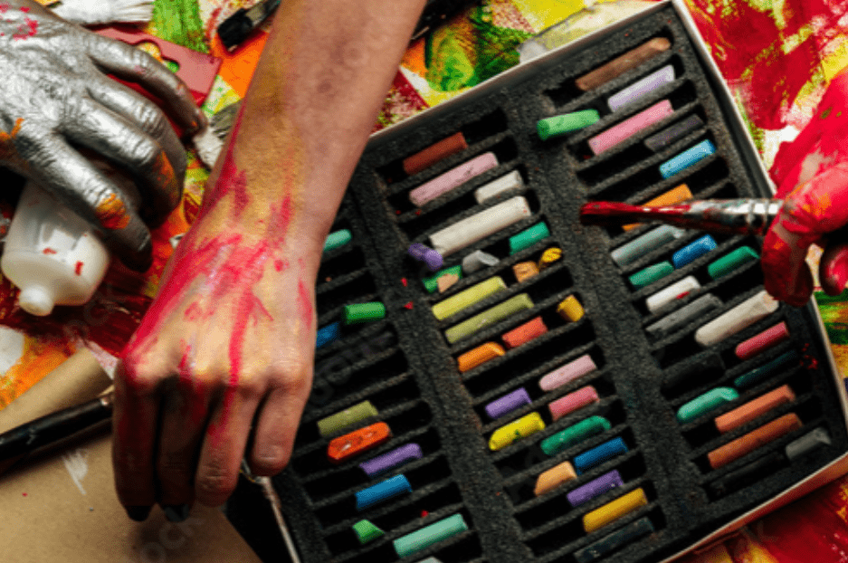 pinceaux et peinture sur palette